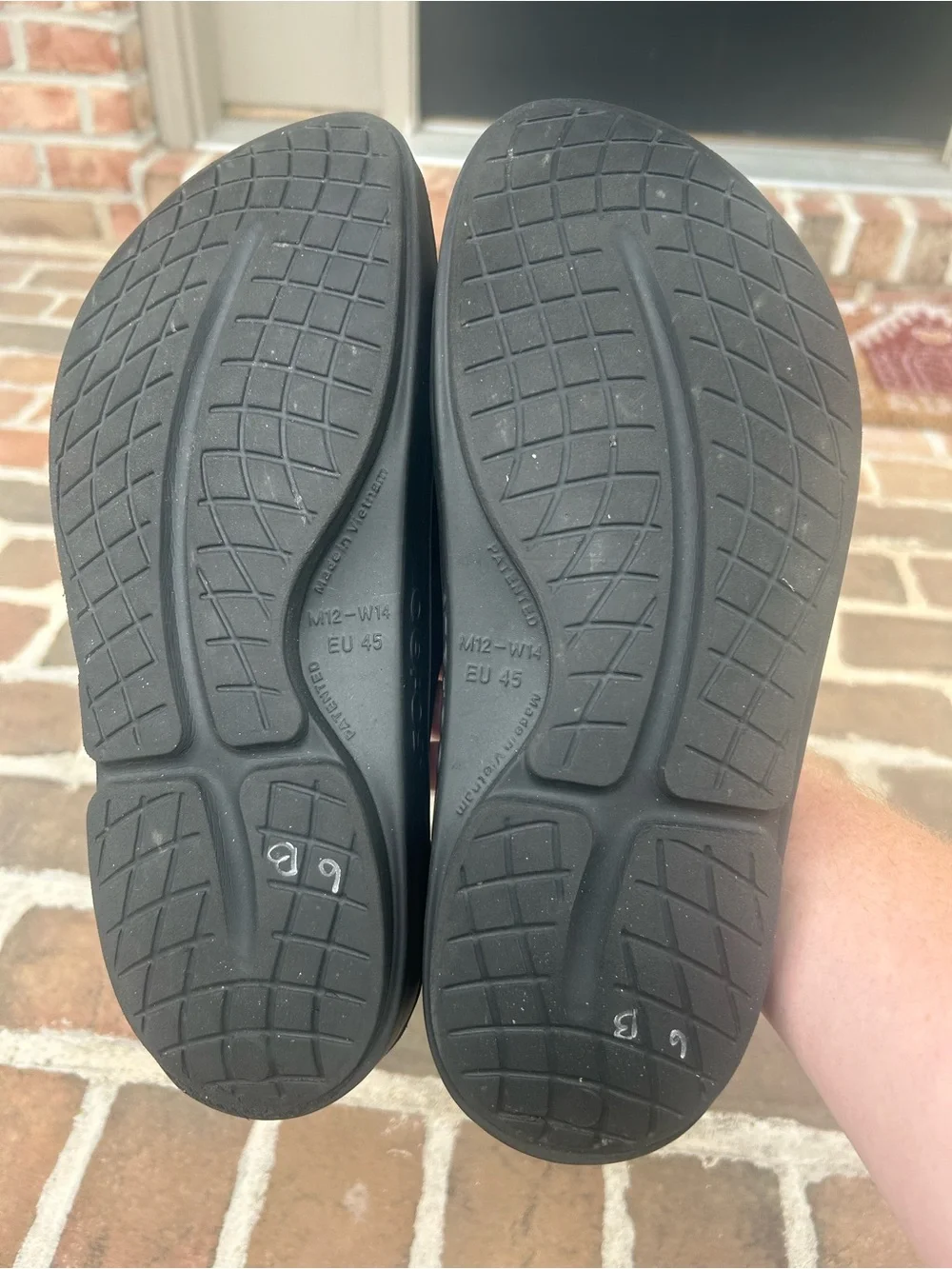 OOFOS Ooahh Black Recovery Slide Sandals 12
